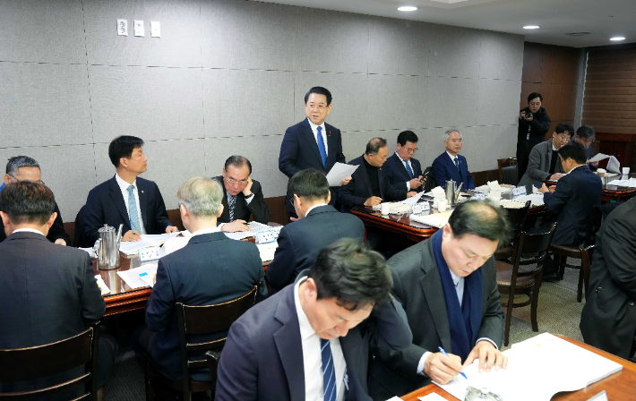 김영록 전라남도지사가 15일 서울 국회의원회관에서 광주·전남 행정통합 특별법안 검토를 위해 열린 조찬 간담회에 참석해 인사말을 하고 있다.전라남도 제공