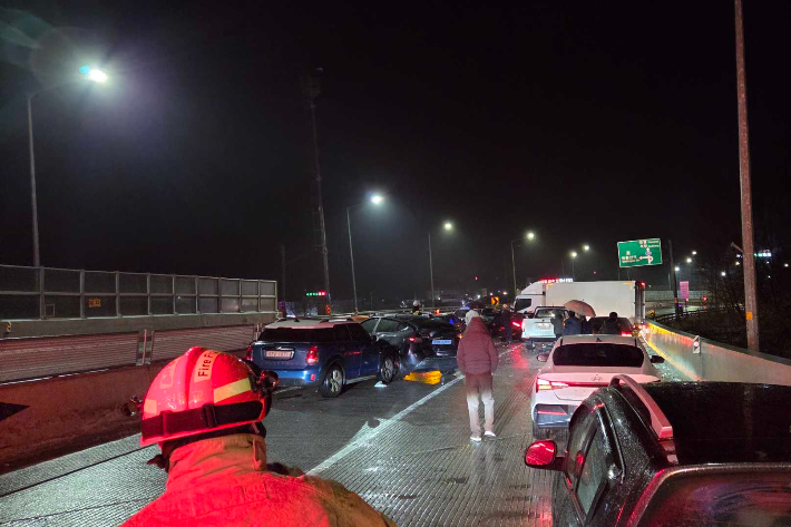 15일 오전 2시 44분쯤 강원 정선군 남면 무릉리 38번 국도 제천방향 증산교차로 인근에서 스포츠유틸리티(SUV) 차량이 중앙분리대를 들이받았다. 강원소방본부 제공