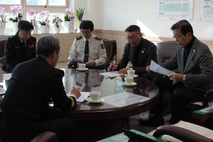 김재철 전남도의원(오른쪽에서 두 번째) 등이 보성서방서를 방문해 업무 현황을 청취하고 있다. 전남도의회 제공