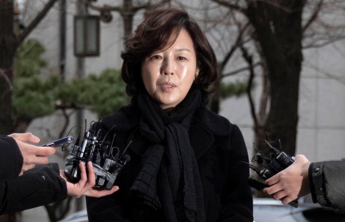 무소속(전 더불어민주당) 강선우 의원에게 '공천헌금' 1억원을 전달한 혐의를 받는 김경 서울시의원이 피의자 신분으로 조사를 받기 위해 15일 서울경찰청 공공범죄수사대로 출석하며 취재진 질문에 답하고 있다. 연합뉴스