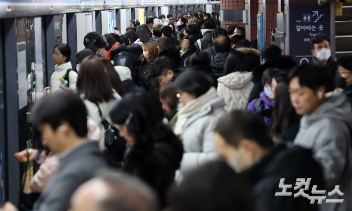 서울 시내버스 파업 이틀째인 지난 14일 서울 지하철 1호선 서울역 승강장이 승객들로 붐비고 있다. 류영주 기자