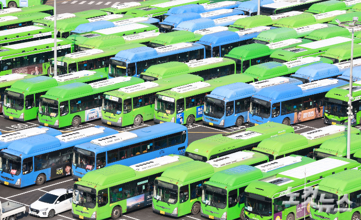 서울 시내버스 파업 이틀째인 지난 14일 서울 한 버스공영차고지에 서울 시내 버스들이 주차돼 있다. 류영주 기자