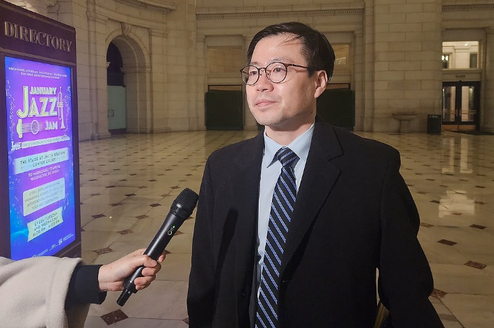  미국을 방문 중인 여한구 산업통상부 통상교섭본부장이 14일(현지시간) 미국 워싱턴DC의 유니온역에서 한국 특파원들과 만나 질문에 답하고 있다. 연합뉴스