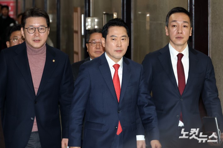 국민의힘 장동혁 대표가 15일 서울 여의도 국회에서 열린 최고위원회의에 참석하고 있다.