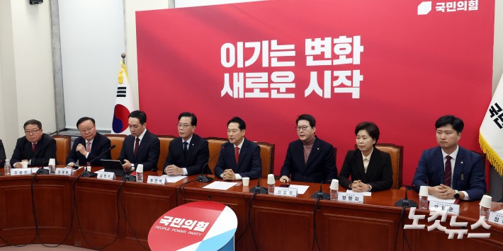 국민의힘 장동혁 대표가 15일 서울 여의도 국회에서 열린 최고위원회의에서 발언을 하고 있다.