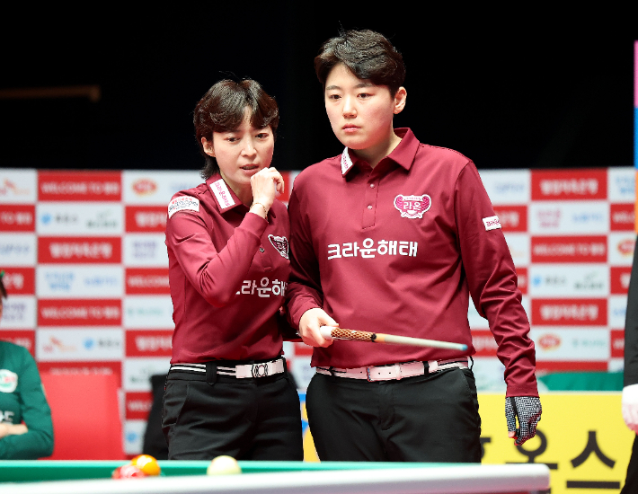 크라운해태 임정숙-백민주가 신중하게 상의하는 모습. PBA 