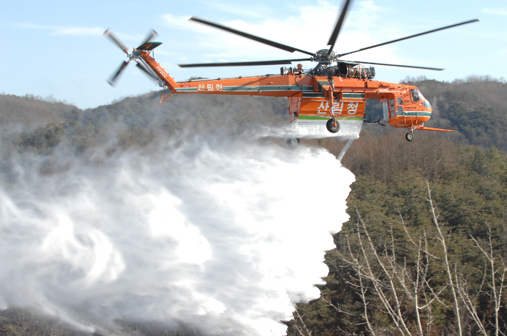 산불 진화에 투입되는 산림청 헬기. 산림청 제공