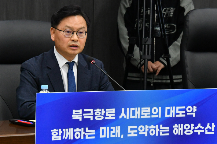 14일 해양수산부 본관에서 공공기관 업무보고를 받는 김성범 차관. 해수부 제공