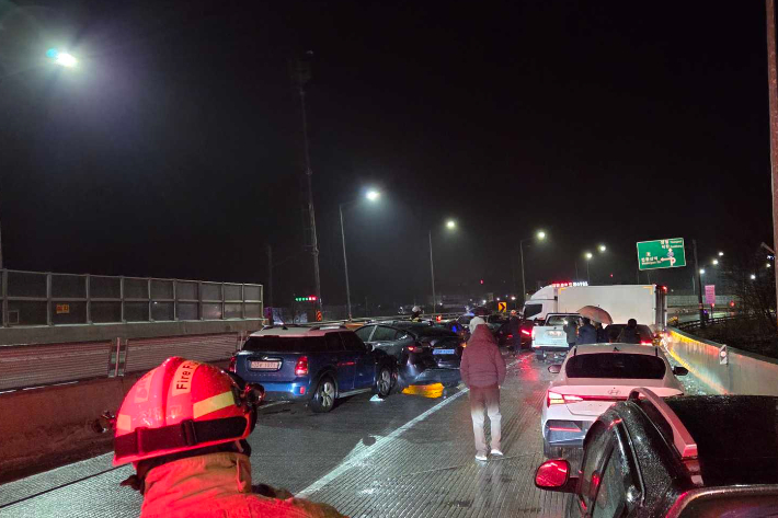 15일 오전 2시 44분쯤 강원 정선군 남면 무릉리 38번 국도 제천방향 증산교차로 인근에서 스포츠유틸리티(SUV) 차량이 중앙분리대를 들이받았다. 강원소방본부 제공