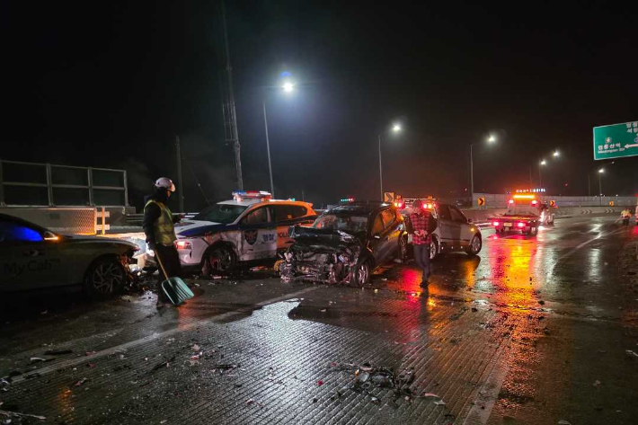 15일 오전 2시 44분쯤 강원 정선군 남면 무릉리 38번 국도 제천방향 증산교차로 인근에서 스포츠유틸리티(SUV) 차량이 중앙분리대를 들이받았다. 강원소방본부 제공