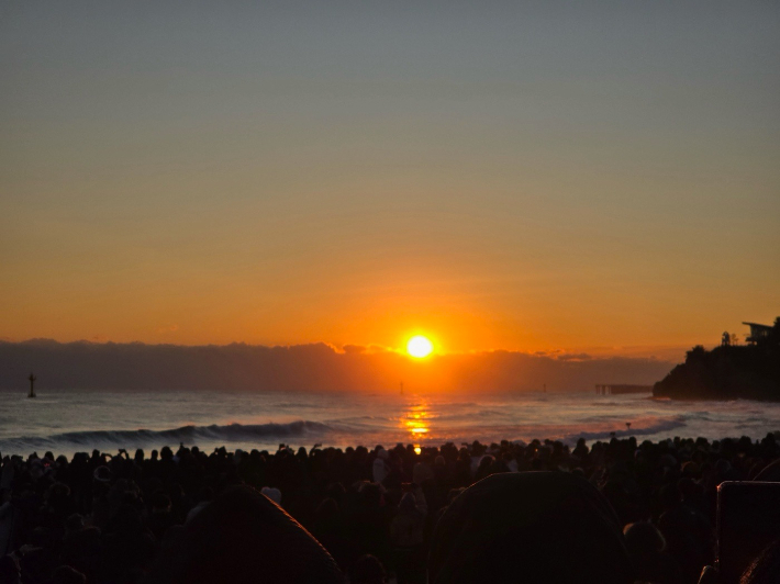 동해시를 찾은 해맞이 관광객들이 일출을 바라보고 있는 모습. 동해시 제공