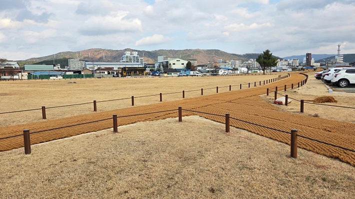 경주시 성동동 전랑지 전경. 통일신라 북궁 터로 추정되는 이 일대는 경역정비사업을 통해 탐방로와 울타리 설치 등 환경 정비가 단계적으로 추진되고 있다. 경주시 제공