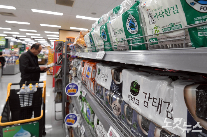 마트에 진열된 김. 황진환 기자