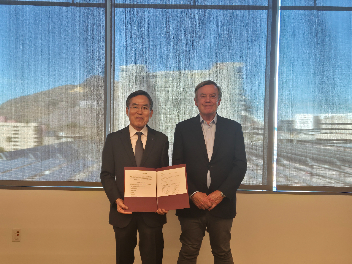 유길상 총장(왼쪽)이 애리조나주립대 마이클 크로우 총장과 업무협약을 맺고 기념촬영을 하고 있다. 한기대 제공