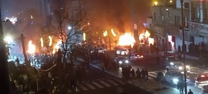 이란 테헤란 시위에서 차량이 불타는 모습. 연합뉴스