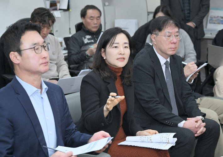 15일 기후에너지환경부 관계자들이 대구시청 기자실을 찾아 대구 취수원 문제 해결 방안에 대해 설명하고 있다. 대구시 제공