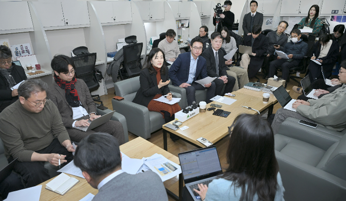 15일 기후에너지환경부 관계자들이 대구시청 기자실을 찾아 대구 취수원 문제 해결 방안에 대해 설명하고 있다. 대구시 제공