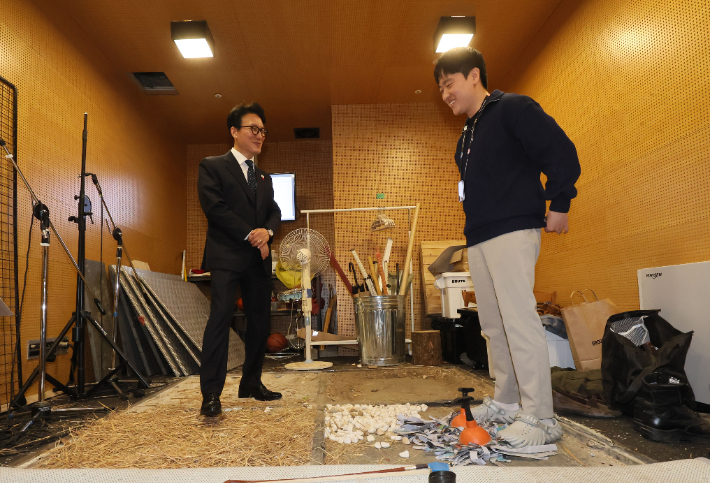 김민석 국무총리가 15일 경기도 성남시 분당구 넥슨을 방문, 게임 효과음 제작 과정에 관해 설명듣고 있다. 연합뉴스