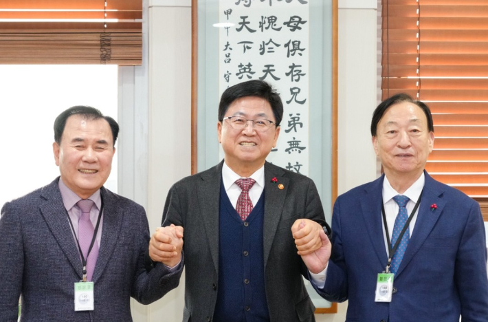 설동호 대전교육감(오른쪽)과 김지철 충남교육감(왼쪽)이 정부세종청사에서 최교진 교육부 장관과 만나 행정통합 추진에 따른 현안 사항을 논의, 기념 촬영하고 있다. 충남교육청 제공