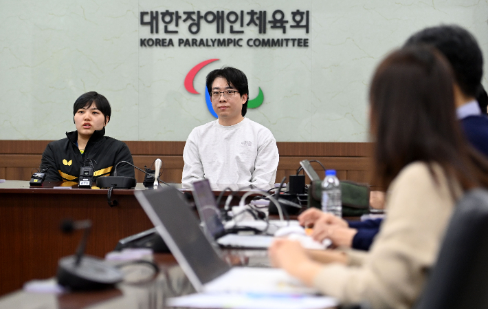 취재진과 인터뷰 중인 윤지유와 남봉광. 대한장애인체육회