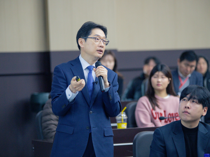김경수 위원장이 호서대에서 특강을 진행하고 있다. 호서대 제공