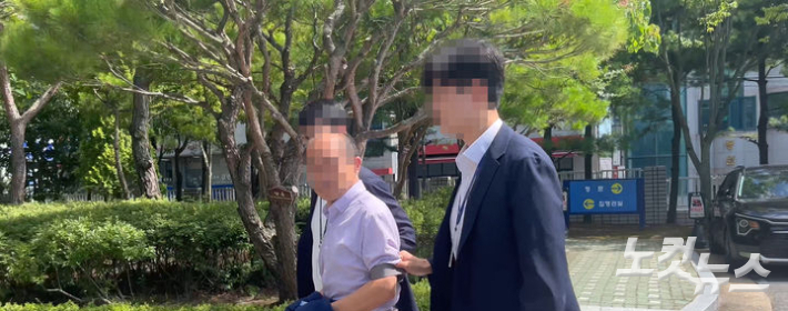 지난달 7월 31일 익산시 공무원 A씨가 구속 전 피의자 심문(영장실질심사)을 위해 전주지법 군산지원에 출석하고 있다. 김대한 기자