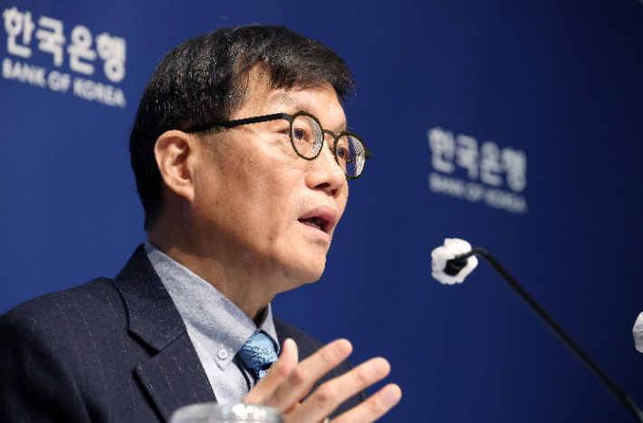 이창용 한국은행 총재가 15일 서울 중구 한국은행에서 열린 통화정책방향 기자간담회에서 발언하고 있다. 연합뉴스
