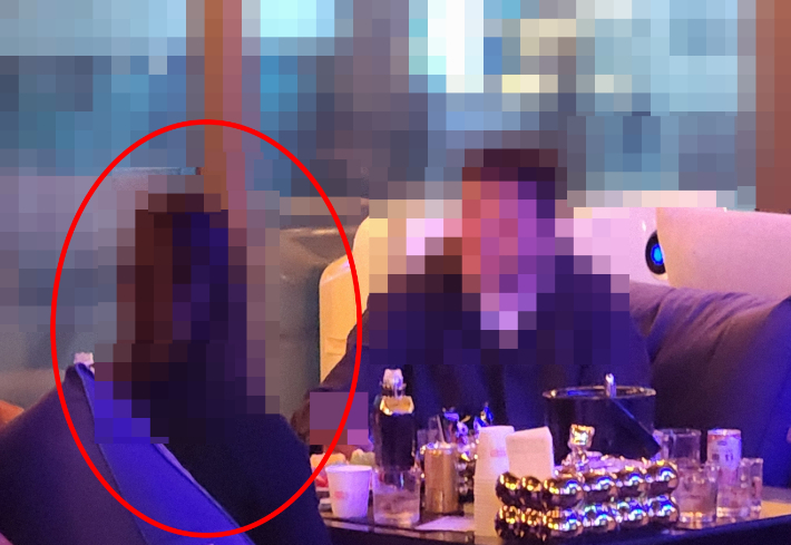 여 판사가 A 변호사와 함께 갔다는 업소. 여종업원이 손님과 함께 술을 마시고 있다. 고상현 기자 