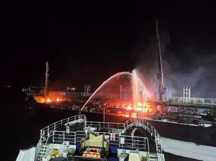 2025년 8월 여수해경 경비정이 여수 A정박지 선박 화재를 진압하고 있다. 여수해경 제공