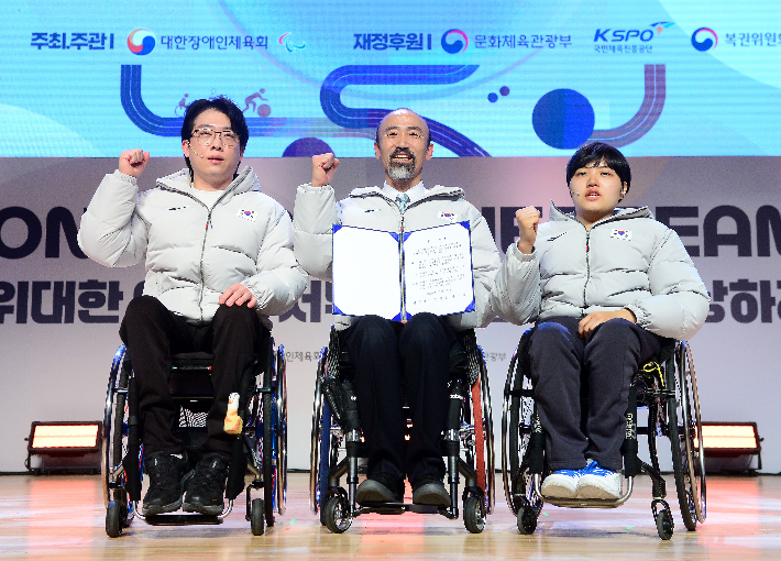 왼쪽부터 휠체어컬링 남봉광 선수, 정진완 회장, 탁구 윤지유. 대한장애인체육회