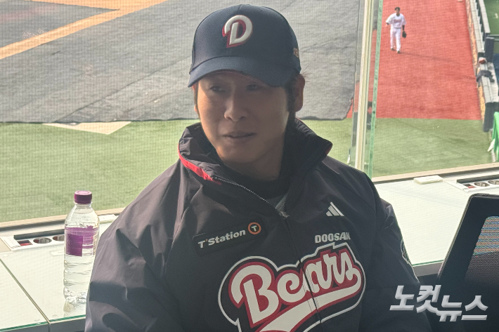 인터뷰하는 두산 박찬호. 이우섭 기자