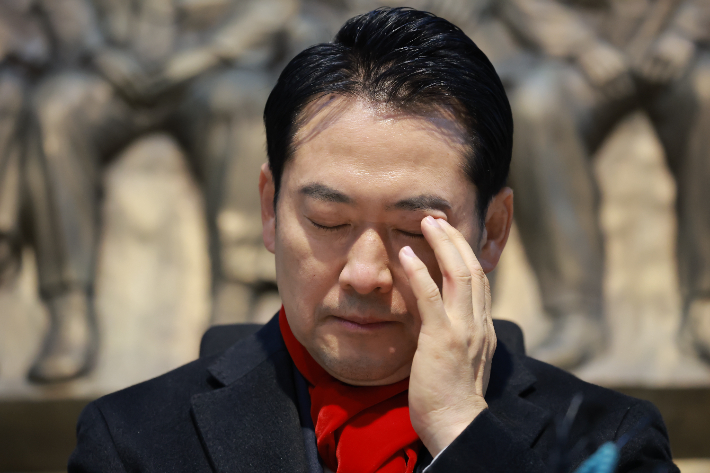  단식을 시작한 국민의힘 장동혁 대표가 15일 서울 여의도 국회 로텐더홀에 자리해 있다. 연합뉴스