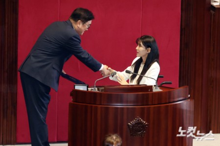 우원식 국회의장이 15일 서울 여의도 국회 본회의에서 국민의힘 인요한 전 의원의 비례대표 의원직을 승계한 이소희 의원의 선서문을 자리에서 내려와 받고 있다.