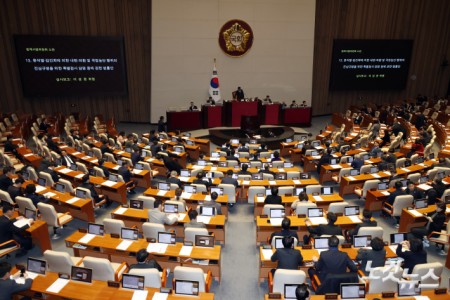 15일 서울 여의도 국회 본회의에 윤석열·김건희에 의한 내란·외환 및 국정농단 행위의 진상규명을 위한 특별검사 임명 등에 관한 법률안이 보고되고 있다.