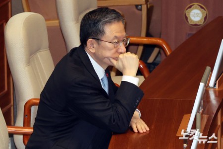 15일 서울 여의도 국회 본회의에 정성호 법무부 장관이 출석해 있다.