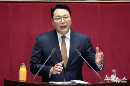 개혁신당 천하람 원내대표가 15일 서울 여의도 국회 본회의에서 윤석열·김건희에 의한 내란·외환 및 국정농단 행위의 진상규명을 위한 특별검사 임명 등에 관한 법률안에 대한 무제한 토론을 하고 있다.