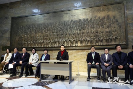 국민의힘 장동혁 대표가 15일 서울 여의도 국회 로텐더홀에서 더불어민주당의 통일교 및 공천뇌물 특검 수용을 촉구하며 단식을 하고 있다.