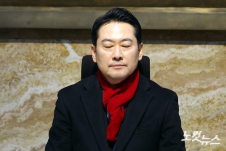 국민의힘 장동혁 대표가 15일 서울 여의도 국회 로텐더홀에서 더불어민주당의 통일교 및 공천뇌물 특검 수용을 촉구하며 단식을 하고 있다.