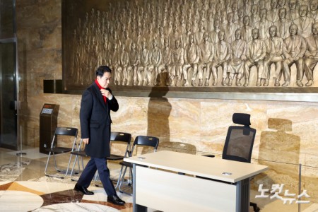 국민의힘 장동혁 대표가 15일 서울 여의도 국회 로텐더홀에서 더불어민주당의 통일교 및 공천뇌물 특검 수용을 촉구하며 단식에 나서고 있다.