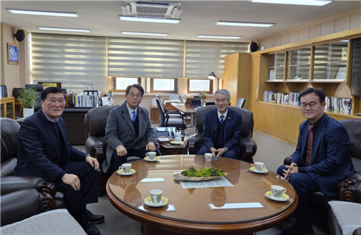 간담회를 마치고 박대조 대통령 직속 국가AI전략위원회 자문위원, 박종훈 경남도교육감, 최진덕 경남도체육회 부회장, 경남도의원 출신인 김성훈 인제대 산학협력단 특임교수가 기념 촬영을 하고 있다. 박대조 자문위원 제공