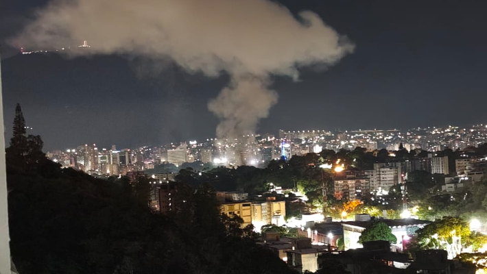 미국이 베네수엘라 마두로 대통령을 체포할 당시 폭격을 받은 카라카스 상공으로 연기가 자욱이 피어오르고 있다. 이미경 선교사 제공