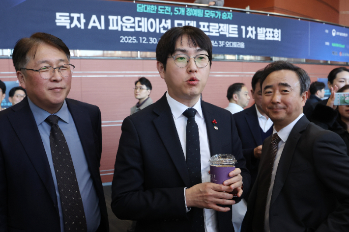 하정우 AI미래기획수석비서관이 지난달 30일 서울 강남구 코엑스에서 열린 '독자 AI 파운데이션 모델' 프로젝트 1차 발표회에서 부스를 둘러보는 모습. 연합뉴스