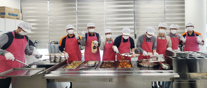 15일 삼척시노인복지관 경로식당에서 지역 어르신들을 대상으로 배식 봉사활동을 하고 있는 블루패밀리봉사단. 삼척블루파워 제공