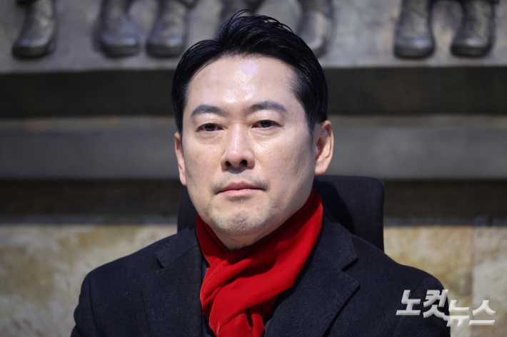 국민의힘 장동혁 대표가 15일 서울 여의도 국회 로텐더홀에서 더불어민주당의 통일교 및 공천뇌물 특검 수용을 촉구하며 단식을 하고 있다. 윤창원 기자