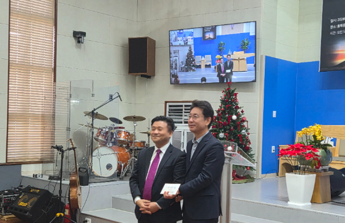 회장 강민석 목사가 이경식 흥해읍장에게 이웃돕기 성금전달. 연합회 제공