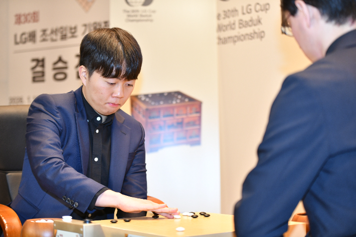 착수하는 신민준 9단. 한국기원 제공