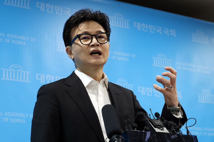 국민의힘 한동훈 전 대표가 14일 국회 소통관에서 당 윤리위원회가 본인을 제명 결정한 것과 관련 입장을 밝히고 취재진의 질문에 답변을 하고 있다. 윤창원 기자