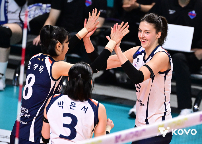 활짝 웃는 빅토리아. 한국배구연맹