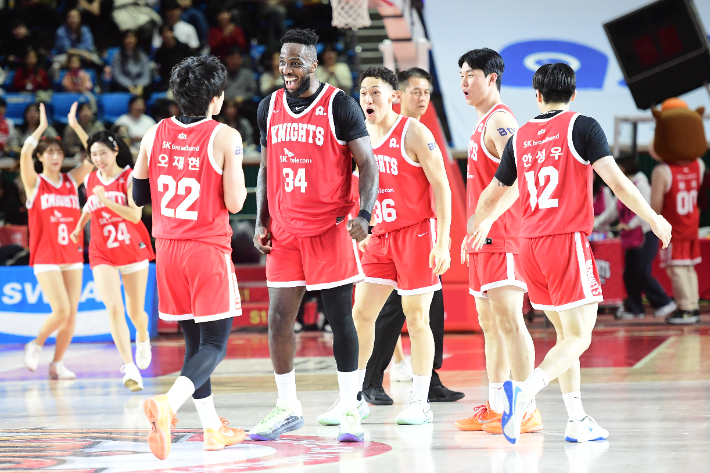 선두 LG를 격파한 SK. KBL 제공