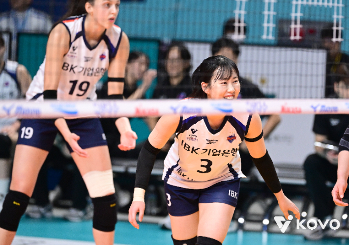 환호하는 박은서. 한국배구연맹